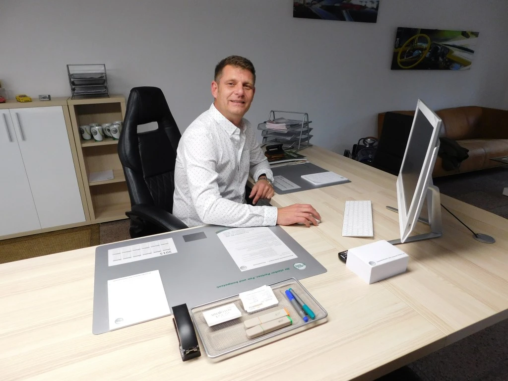 Mario Ebert, Geschäftsführer von AutoJena, am Schreibtisch im Autohaus in Laasdorf bei Jena